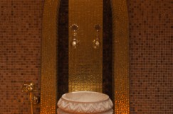 Декоративная арка из золотой мозаики в хаммаме