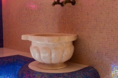 Мраморная курна в турецкой бане
